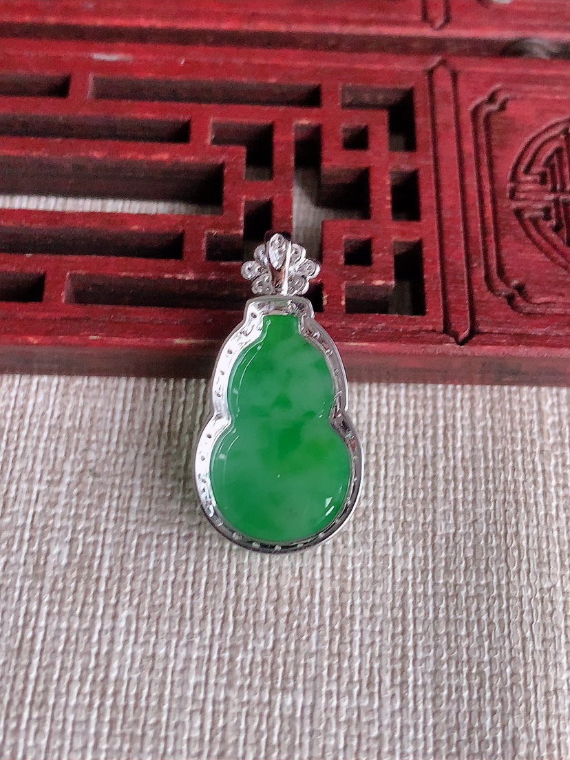 天然A货翡翠18K金伴钻镶嵌飘绿葫芦吊坠 
尺寸26-13-7裸石18.5-11.5mm 重量2.6