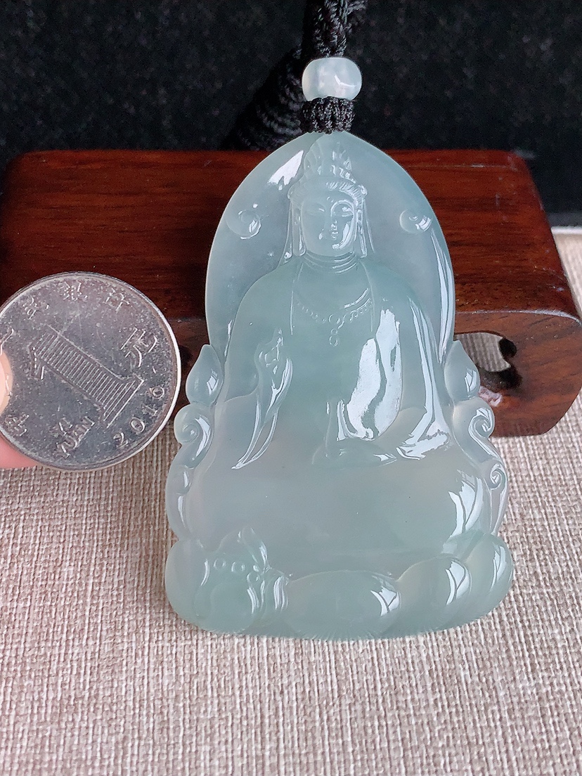 天然A货翡翠晴水一刀切观音吊坠 
尺寸65.5-43.5-5.5mm 重量35.15g 0403