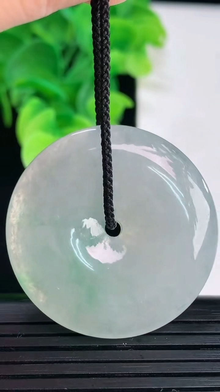 天然A货翡翠平安扣吊坠尺寸35.7-5.7重量:16.43g
4月6日