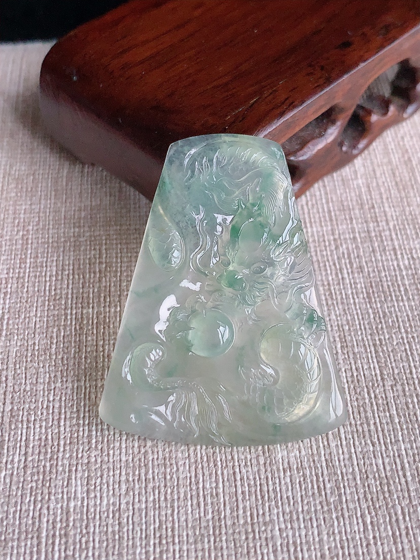 天然A货翡翠飘花龙牌吊坠 
尺寸43-33.8-4.8mm 重量11.12g 0403