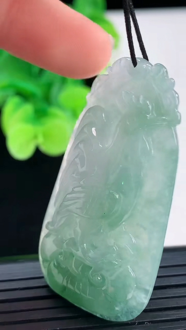 天然A货翡翠生肖鸡吊坠尺寸48.1-25.8-7.3重量:15.84g
4月6日