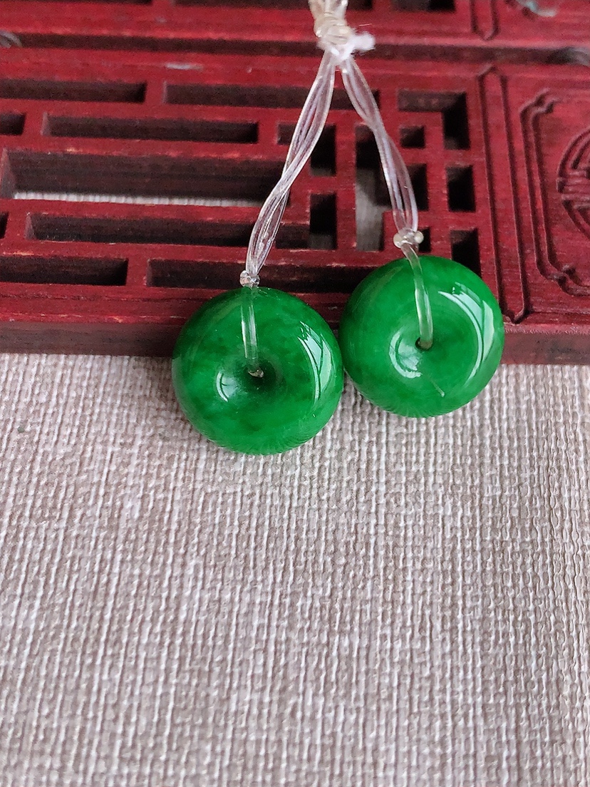 天然A货翡翠满绿阳绿平安扣吊坠一对 
尺寸15-6.3mm 重量6.06g 0403