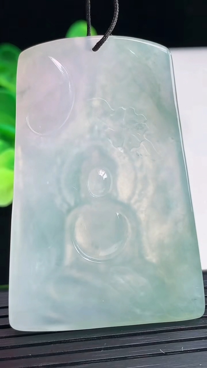 天然A货翡翠飘花阿弥陀佛吊坠尺寸57.1-38.6-5.3重量:29.07g
4月6日