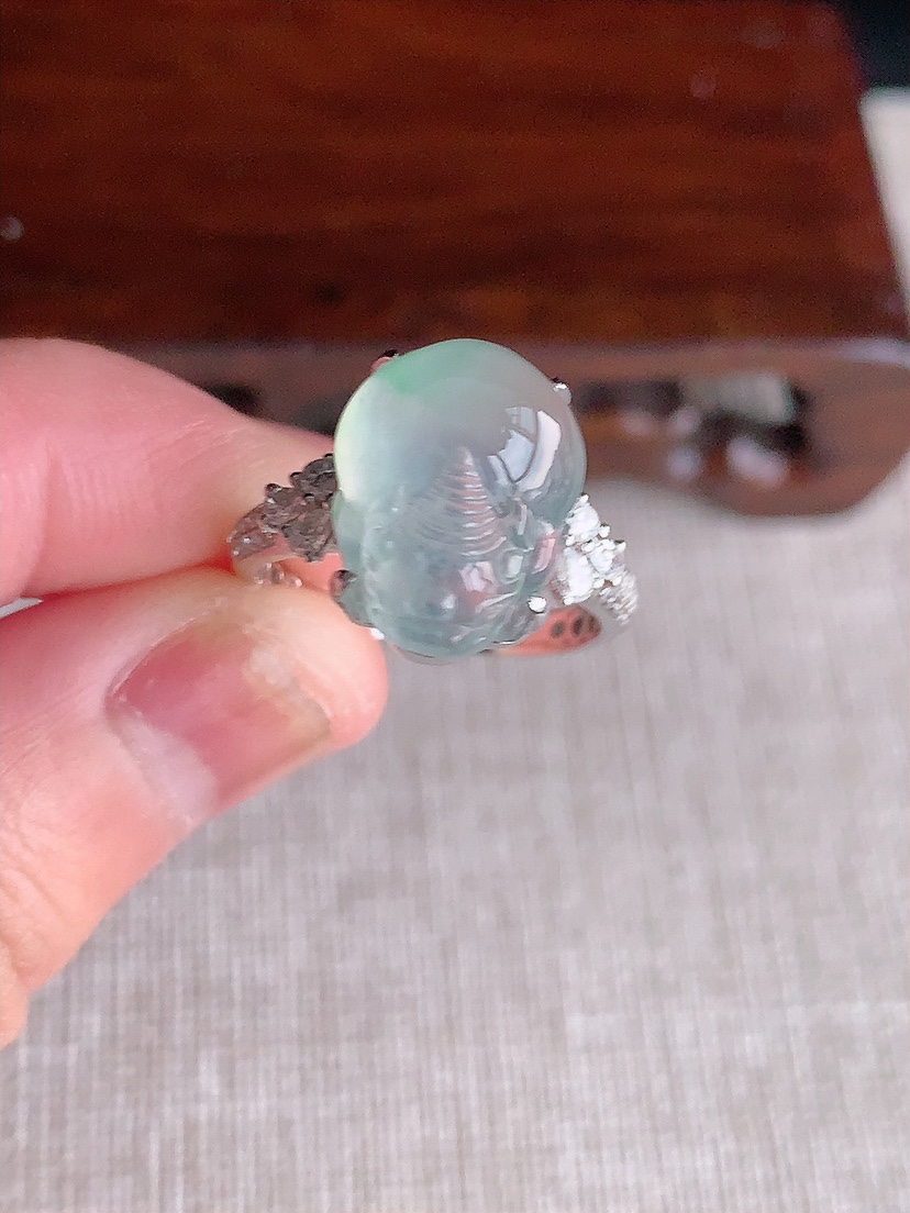 天然A货翡翠18K金伴钻镶嵌晴水招财金蟾戒指 圈口17.4裸石
尺寸14.4-10.8mm 重量4.