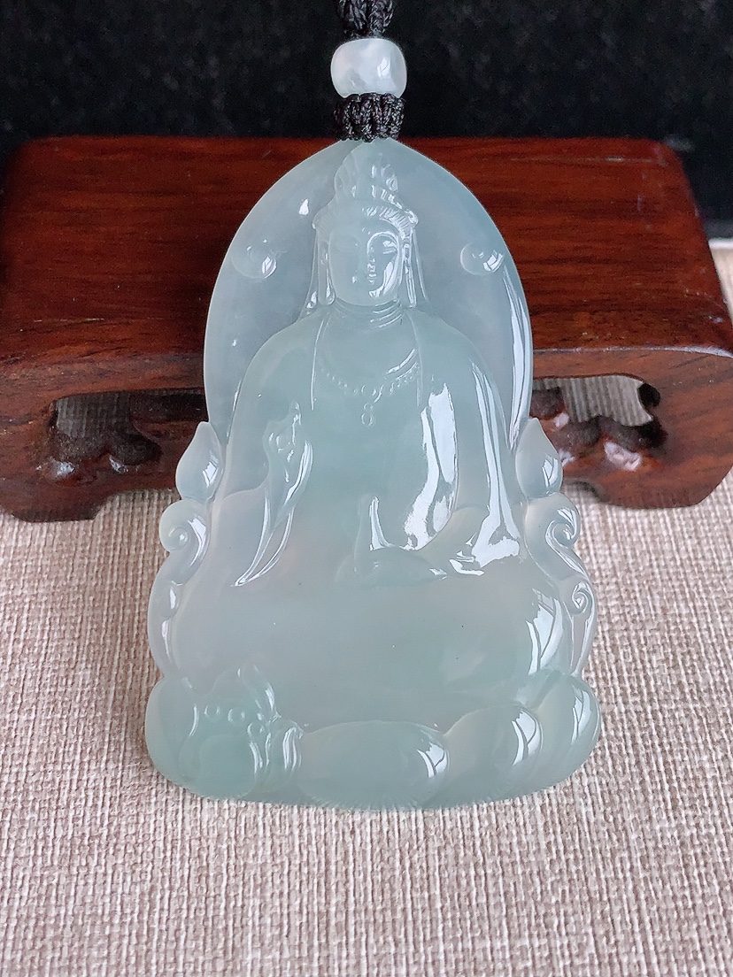 天然A货翡翠晴水一刀切观音吊坠 
尺寸65.5-43.5-5.5mm 重量35.15g 0403