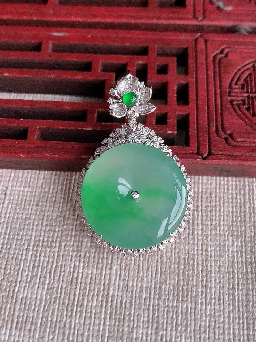 天然A货翡翠18K金伴钻镶嵌飘绿平安扣吊坠 
尺寸34.5-22-8裸石19.2mm 重量6.73g