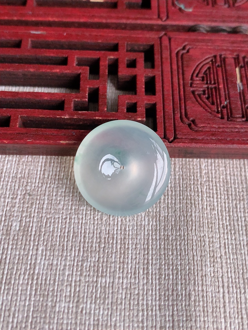 天然A货翡翠飘花平安扣吊坠 
尺寸20.5-4.8mm 重量4.08g 0403