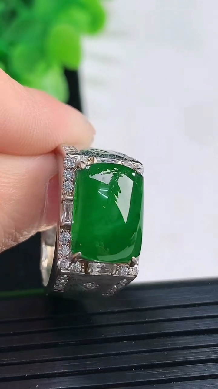 天然A货翡翠马鞍戒指尺寸12.6-9.2-3重:7.85g 1782026年4月6日
工厂直销收藏佳品,种好水足，色泽均匀，有种有色，上手高大气！