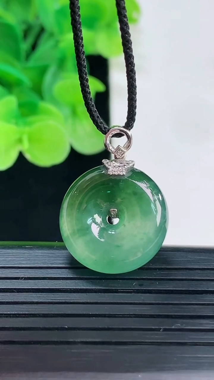 天然A货翡翠平安扣吊坠尺寸18.3-5.6重量:4.63g
4月6日