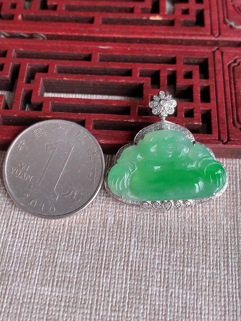 天然A货翡翠18K金伴钻镶嵌满绿佛公吊坠 
尺寸29.5-29.8-7裸石16.6-27.6mm 重量6.73g 0403