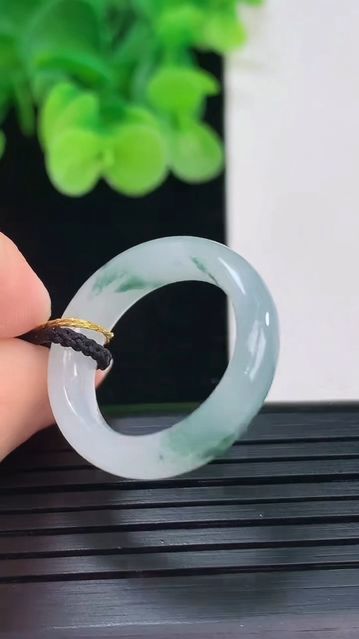 天然A货翡翠飘花指环戒指尺寸17.4-5.6-3.4重量:3.71g2026年4月6日
工厂直销收藏佳品,种好水足，色泽均匀，有种有色，上手高大气！