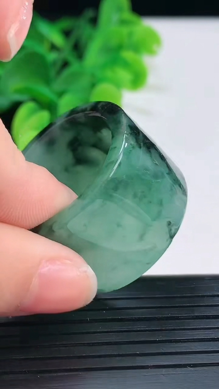 天然A货翡翠飘花指环扳指尺寸23.4-19.4-4.1重:20.96g 662026年4月6日
工厂直销收藏佳品,种好水足，色泽均匀，有种有色，上手高大气！
