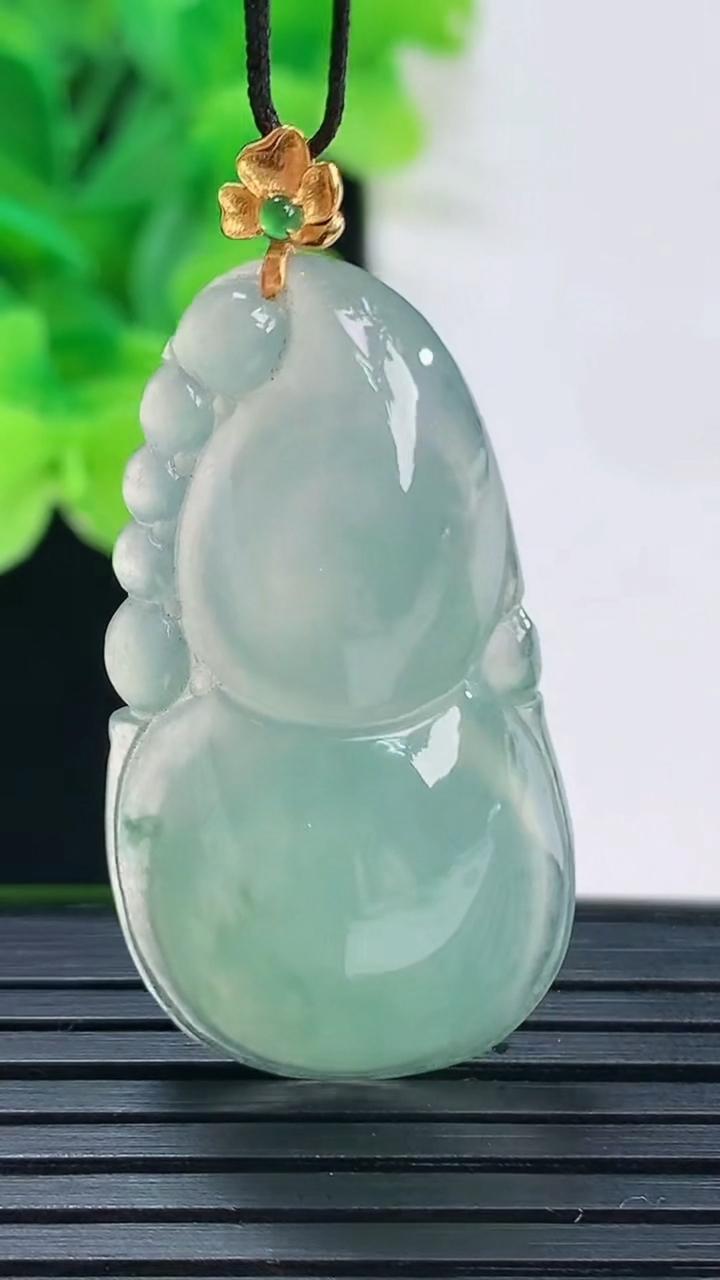 天然A货翡翠葫芦吊坠尺寸37.4-20.1-7.9重量:8.48g
4月6日