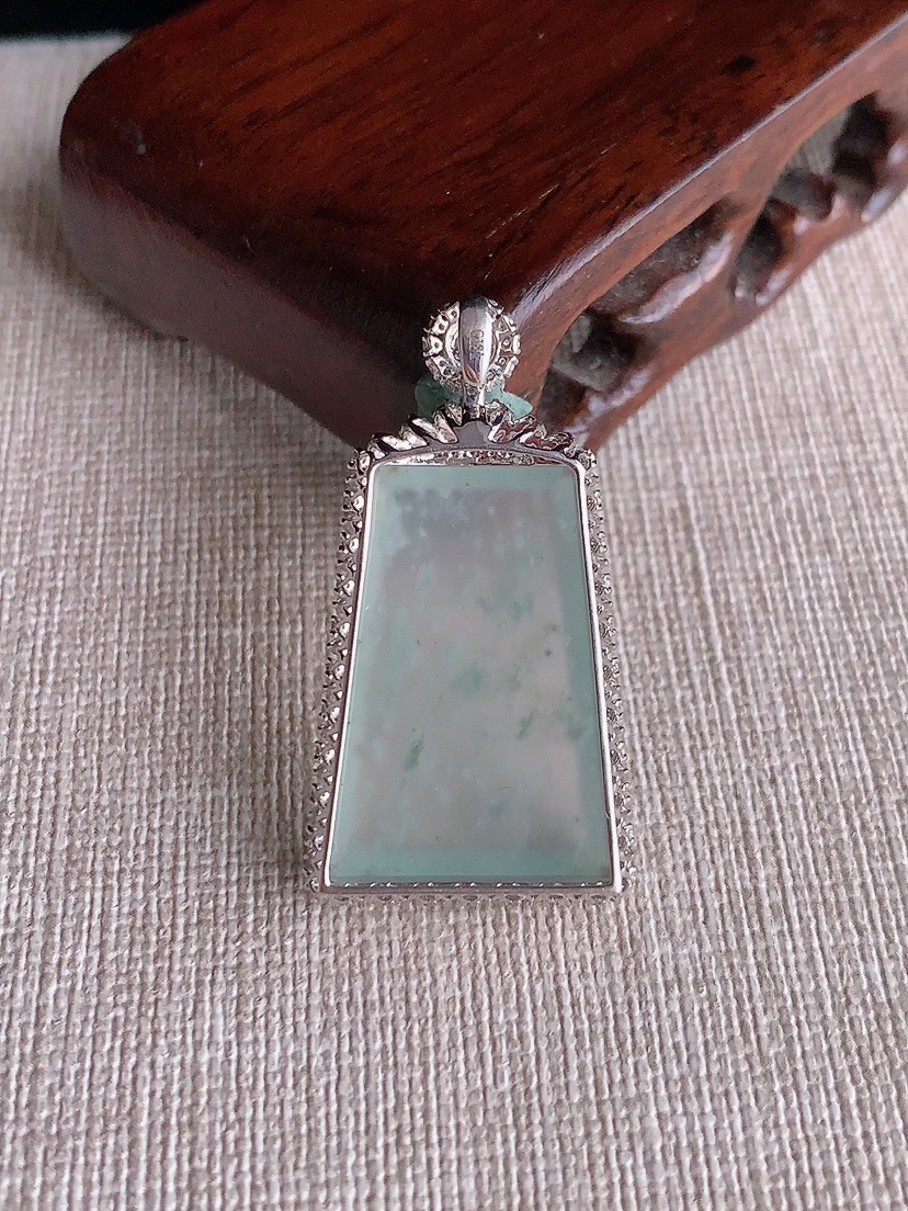 天然A货翡翠18K金伴钻镶嵌晴水雪花棉无事牌吊坠 
尺寸38-20.8-7.7裸石26-17.6mm