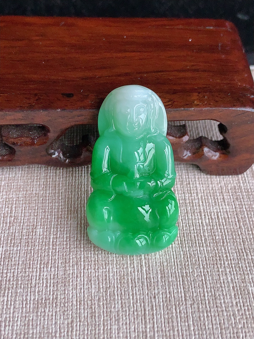 天然A货翡翠飘绿正装观音吊坠  
尺寸40.3-21.8-6.3mm 重量11.43g 0403