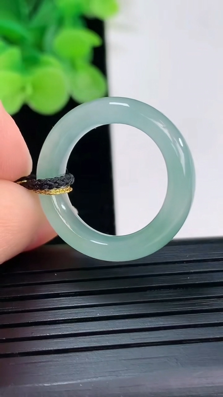 天然A货翡翠飘花指环戒指尺寸17.8-5.8-3.8重量:4.28g2026年4月6日
工厂直销收藏佳品,种好水足，色泽均匀，有种有色，上手高大气！