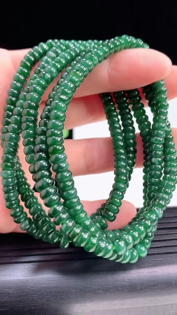 天然A货翡翠蓝水算盘珠手串5条尺寸4.7-70颗重:8.86g 7704月6日
工厂直销收藏佳品,种好水足，色泽均匀，有种有色，上手高大气！