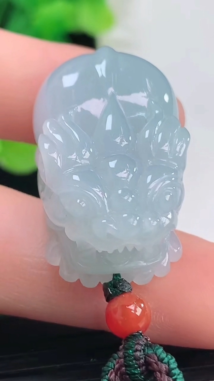 天然A货翡翠貔貅吊坠尺寸29.8-17.8-12.4重量:18.37g
4月6日