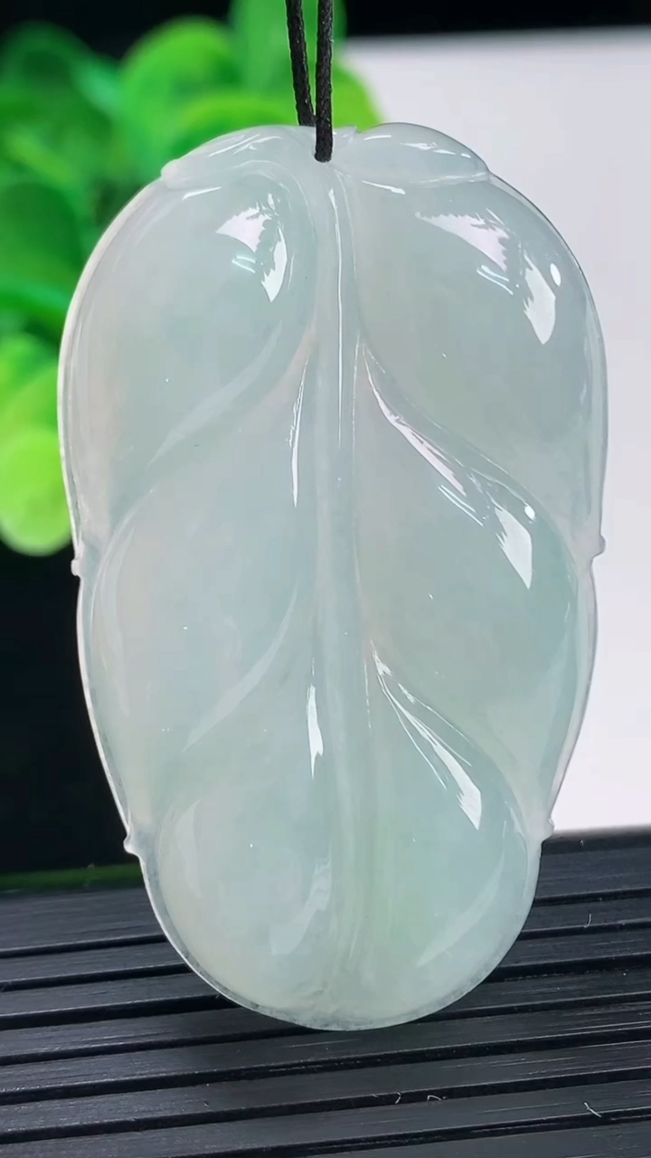 天然A货翡翠金枝玉叶 叶子吊坠尺寸50.9-30.5-6.2重量:17.56g
4月6日