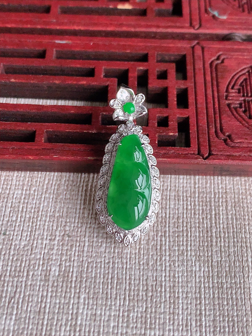 天然A货翡翠18K金伴钻镶嵌满绿四季豆福豆平安豆吊坠 
尺寸32-12.3-9.5裸石18-8mm 重量3.33g 0403