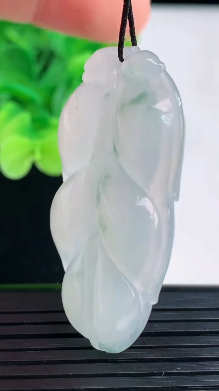 天然A货翡翠飘花金枝玉叶 叶子吊坠尺寸48.5-27.9-6.8重量:15.11g
4月6日