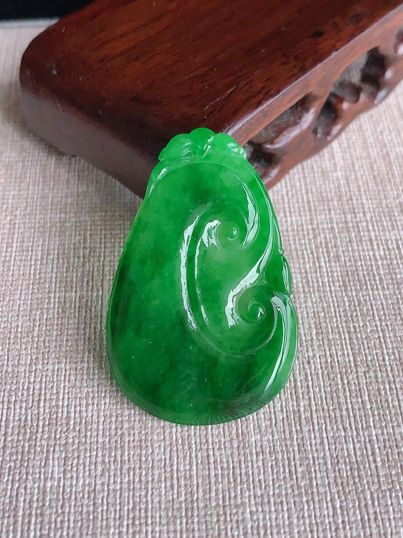 天然A货翡翠满绿如意吊坠  
尺寸41.8-27-2.8mm 重量6.36g 0403