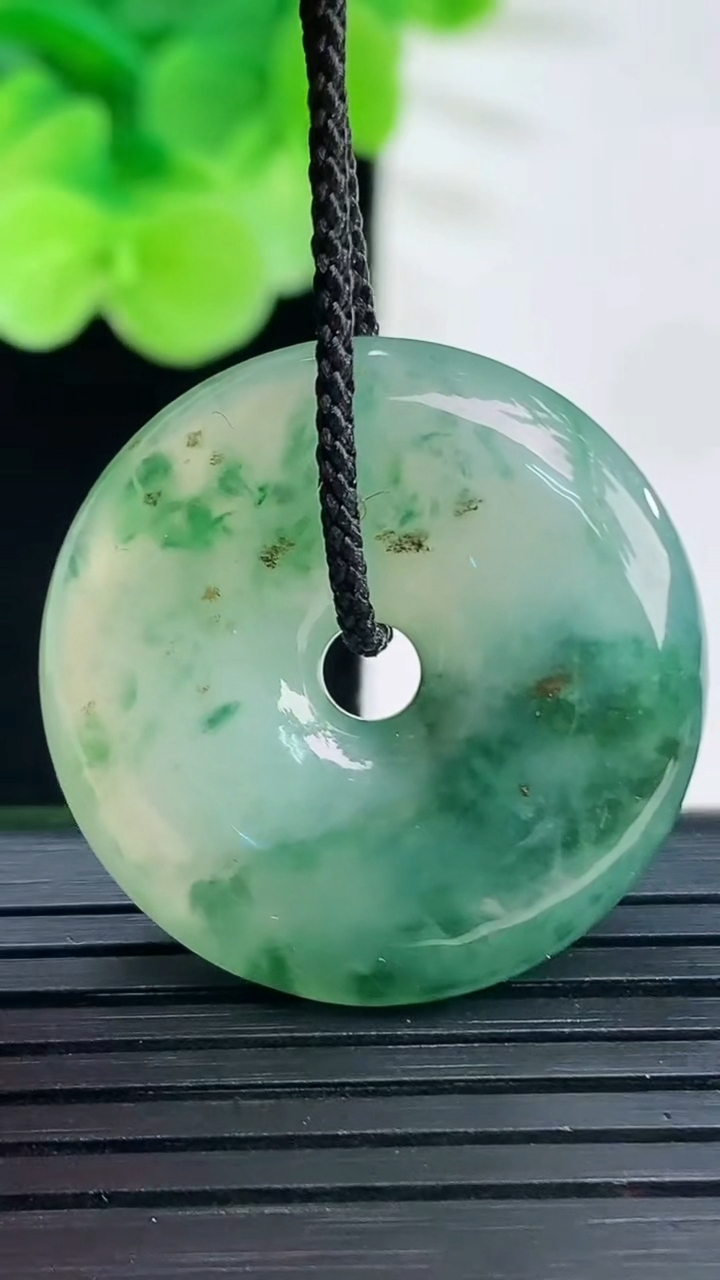 天然A货翡翠飘花平安扣吊坠尺寸28.3-6.4重:10.15g 99
4月6日