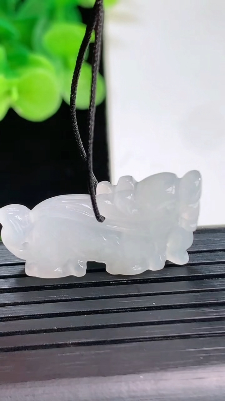 天然A货翡翠龙牌吊坠尺寸14.8-29-6.2重量:5.03g
4月6日