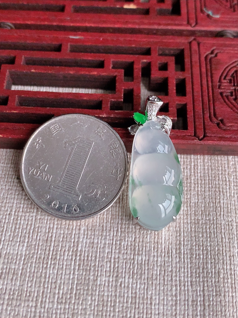天然A货翡翠18K金伴钻镶嵌飘花四季豆福豆平安豆吊坠  
尺寸31.2-25.2-11.8-7.3mm 重量3.95g 0403