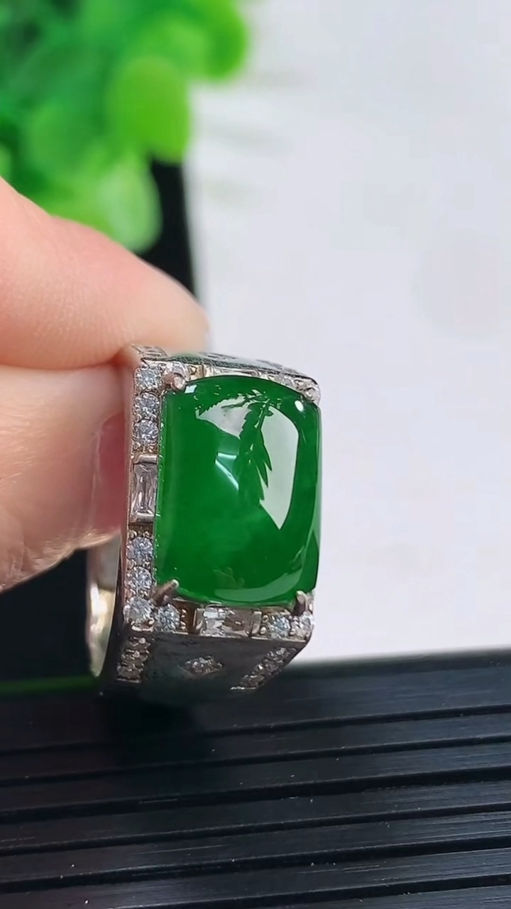 天然A货翡翠马鞍戒指尺寸12.6-9.2-3重:7.85g 1782026年4月6日
工厂直销收藏佳品,种好水足，色泽均匀，有种有色，上手高大气！