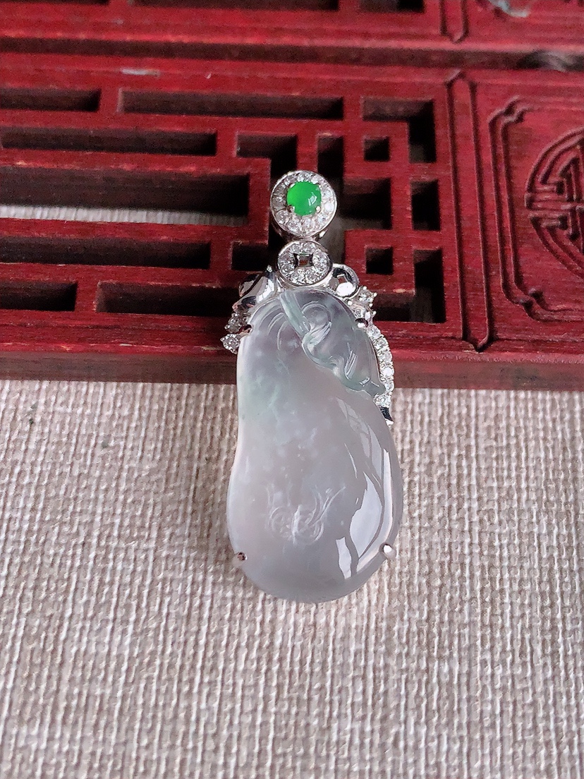 天然A货翡翠18K金伴钻镶嵌白冰白月光福袋代代有钱吊坠 
尺寸36-25.6-14.3-6mm 重量4.83g 0403