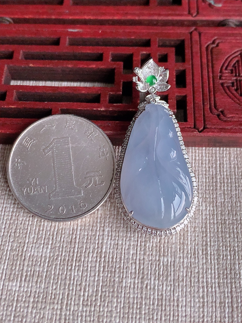 天然A货翡翠18K金伴钻镶嵌紫罗兰叶子金枝玉叶吊坠 
尺寸40.6-18-9裸石27.5-15.3mm 重量6.25g 040