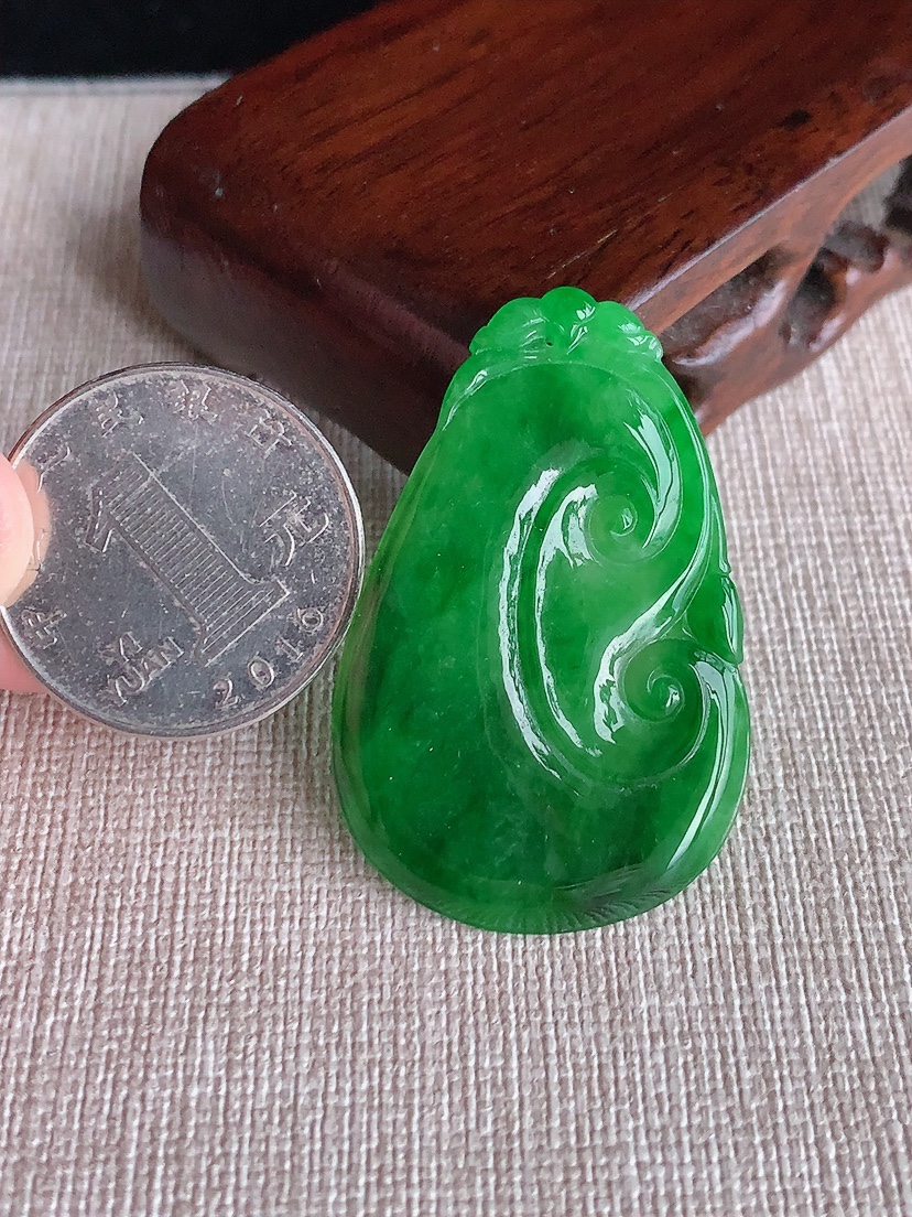天然A货翡翠满绿如意吊坠  
尺寸41.8-27-2.8mm 重量6.36g 0403