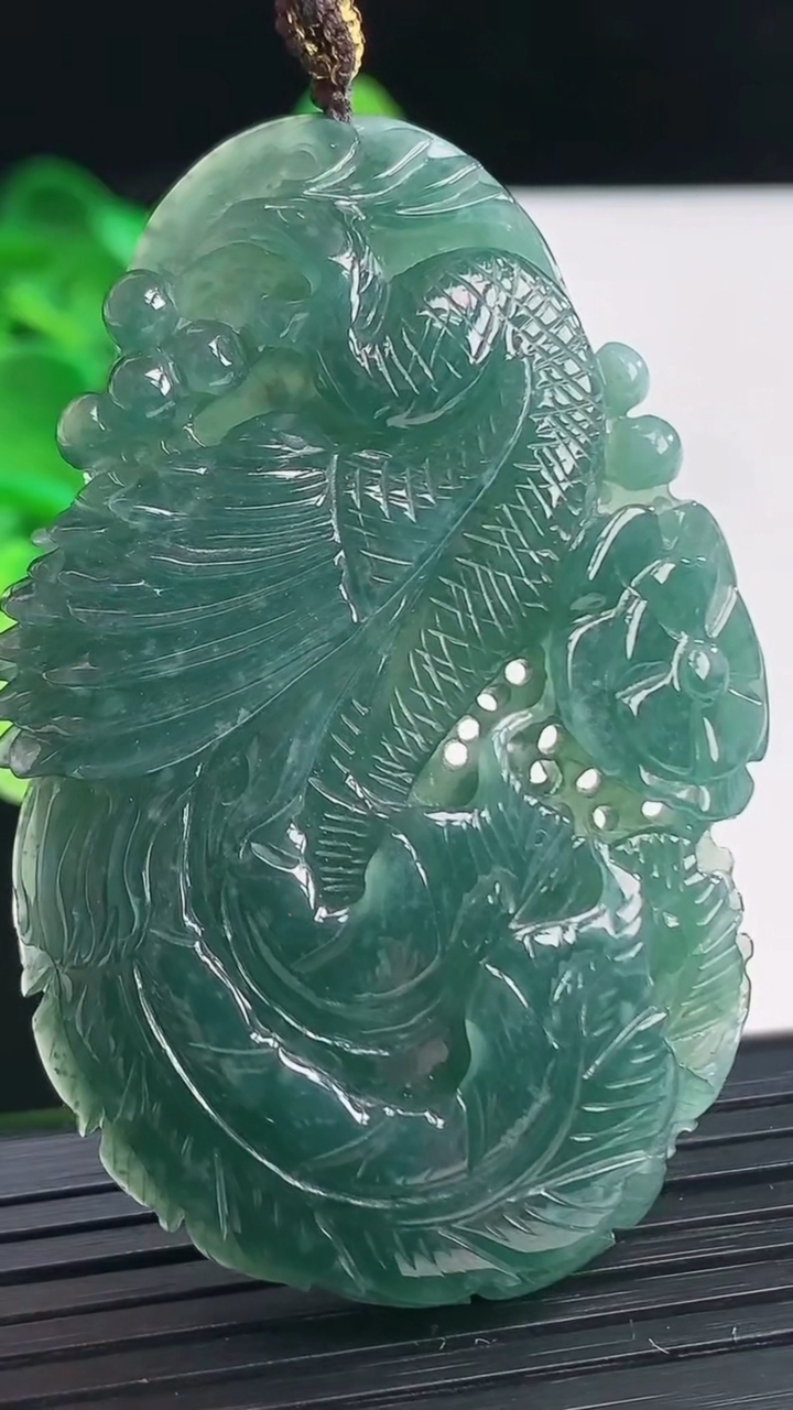 天然A货翡翠凤凰吊坠尺寸59.3-39.4-8重量:31.62g
4月6日