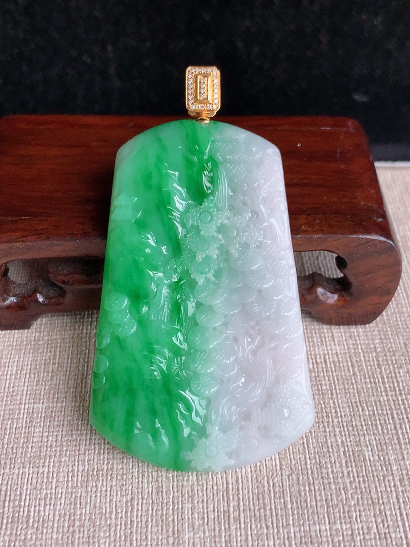 天然A货翡翠18K金伴钻镶嵌白底青飘绿意境山水牌吊坠 
尺寸71-61.8-38.8-5.6mm 重