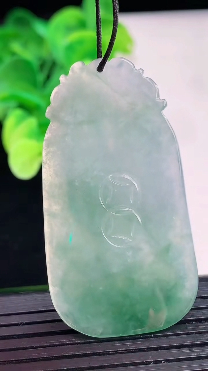 天然A货翡翠生肖鸡吊坠尺寸48.1-25.8-7.3重量:15.84g
4月6日