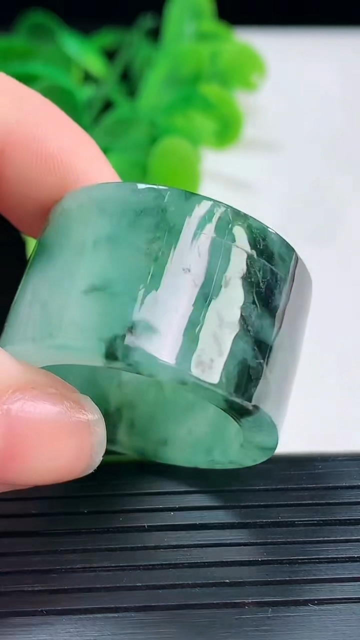 天然A货翡翠飘花指环扳指尺寸23.4-19.4-4.1重:20.96g 662026年4月6日
工厂直销收藏佳品,种好水足，色泽均匀，有种有色，上手高大气！