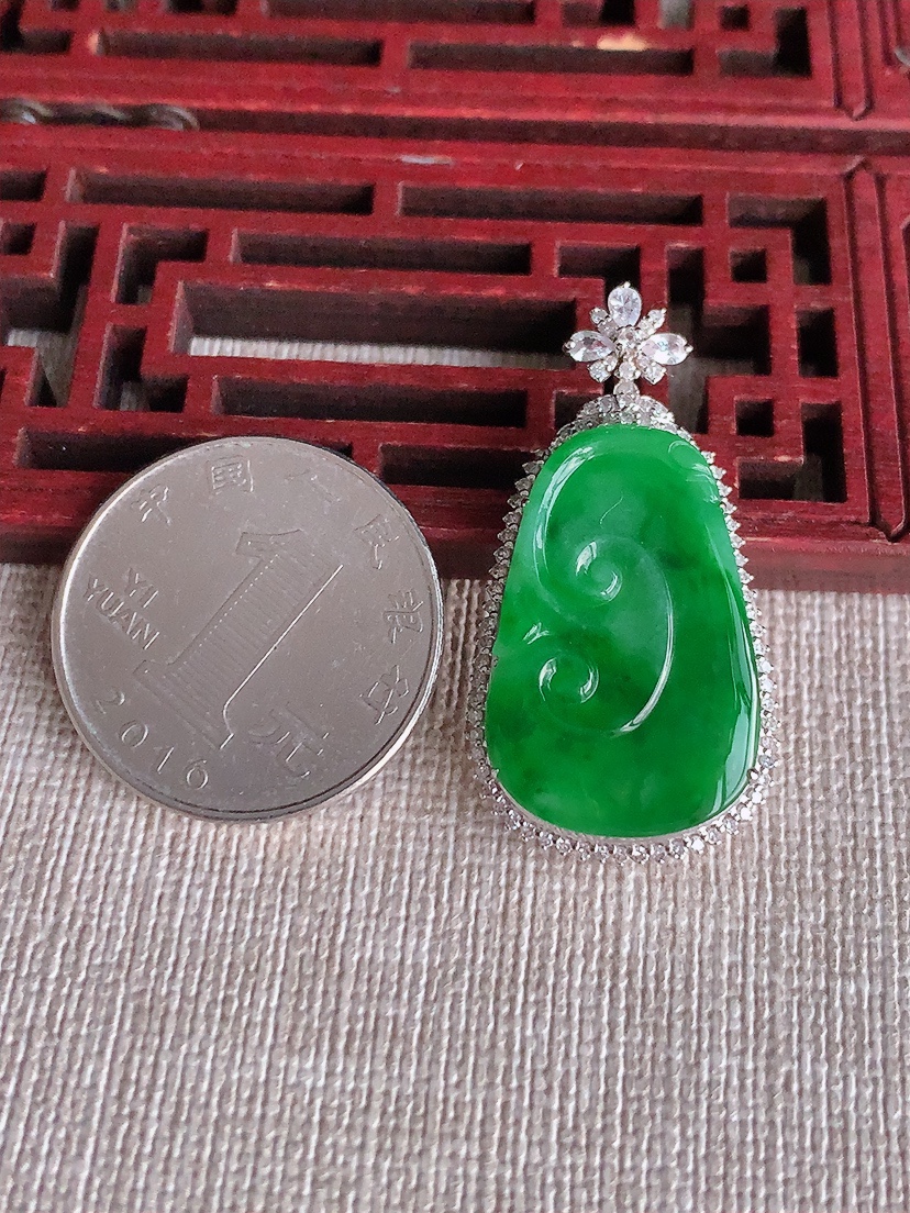 天然A货翡翠18K金伴钻镶嵌满绿如意吊坠 
尺寸36.5-19.2-7.3裸石25-16.2mm 重量5.28g 0403