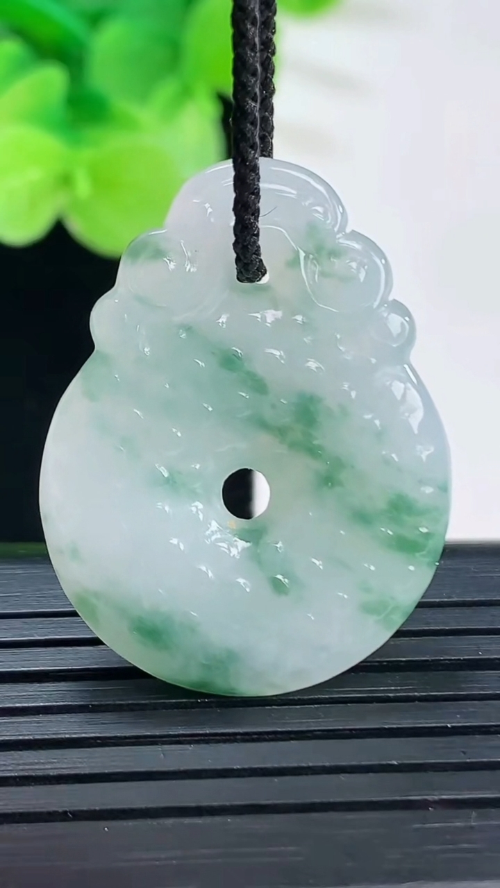 天然A货翡翠飘花雕花平安扣吊坠尺寸32-24-4.6重:6.49g 64
4月6日