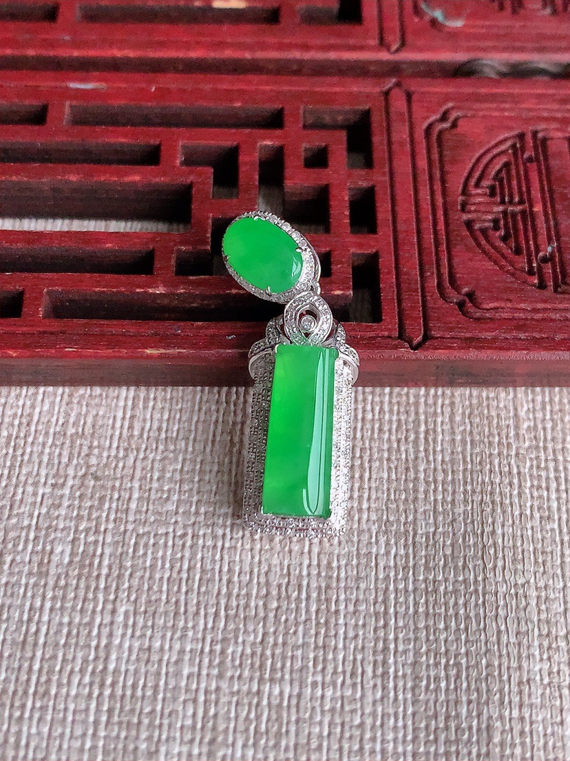 天然A货翡翠18K金伴钻镶嵌满绿无事牌吊坠  
尺寸30.5-9.6-5.6裸石14.2-5.6mm