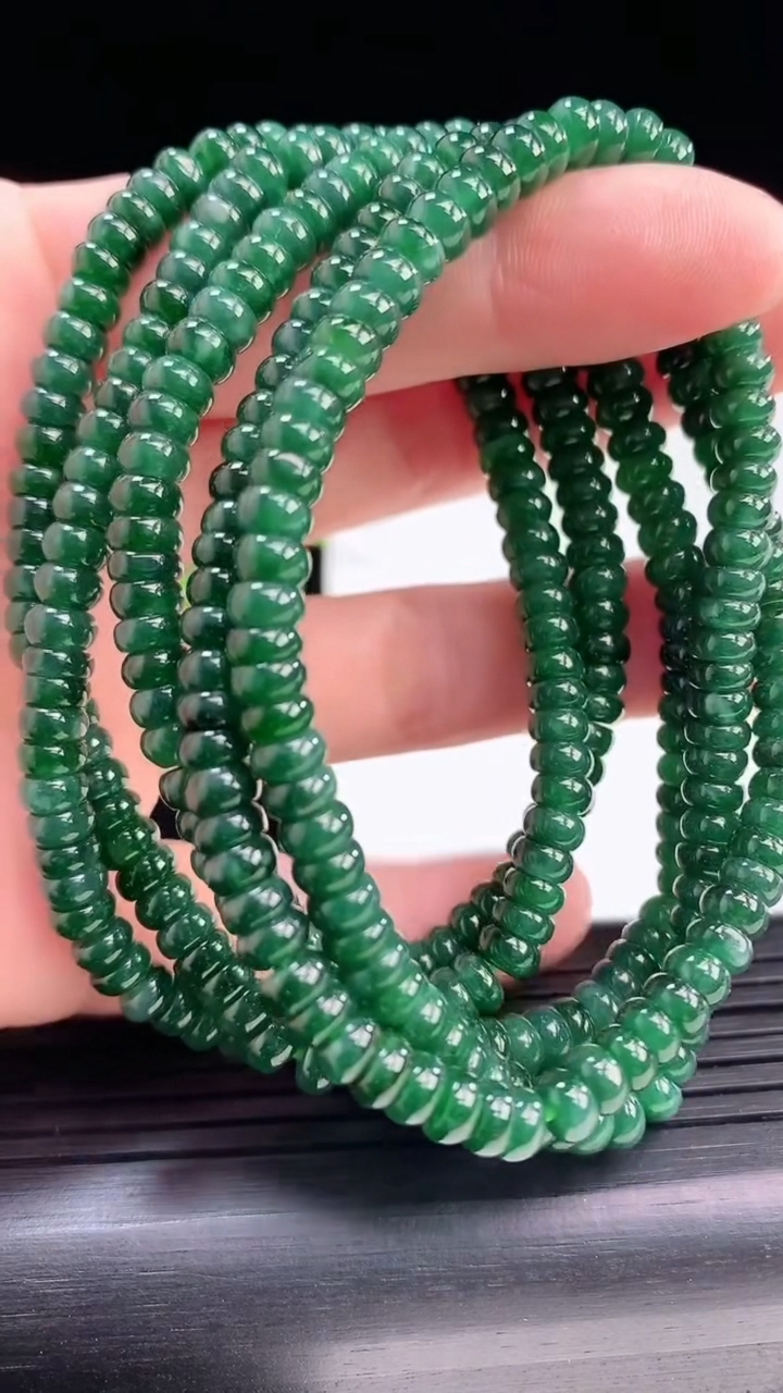 天然A货翡翠蓝水算盘珠手串5条尺寸4.7-70颗重:8.86g 7704月6日
工厂直销收藏佳品,种好水足，色泽均匀，有种有色，上手高大气！