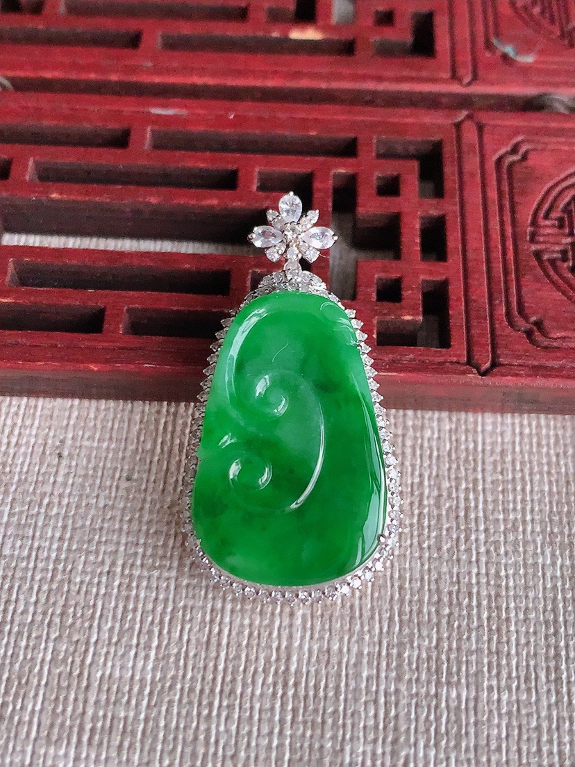 天然A货翡翠18K金伴钻镶嵌满绿如意吊坠 
尺寸36.5-19.2-7.3裸石25-16.2mm 重量5.28g 0403