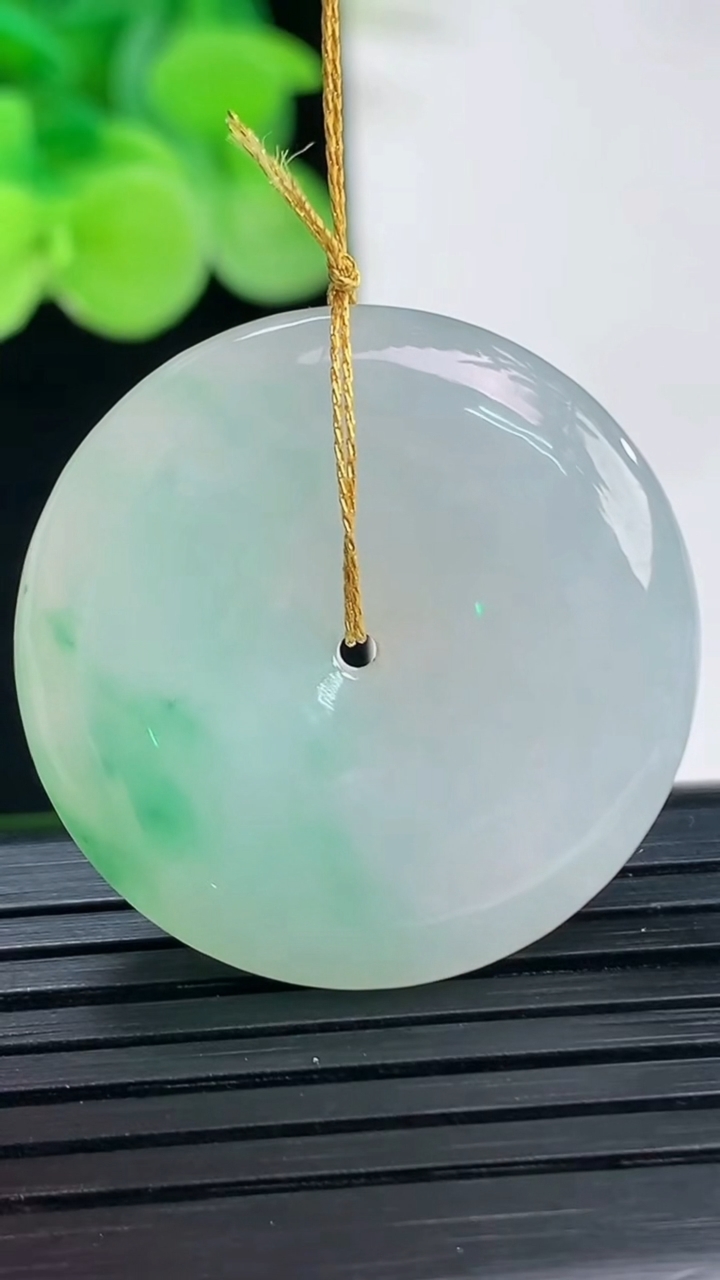 天然A货翡翠平安扣吊坠尺寸28.9-5.5重量:10.37g
4月6日