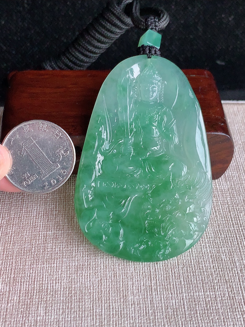天然A货翡翠飘花大件文殊菩萨吊坠 
尺寸70.5-46-5.3mm 重量44.60g 0403