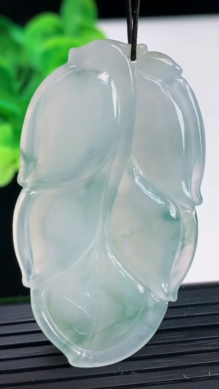 天然A货翡翠飘花金枝玉叶 叶子吊坠尺寸54.8-30.6-5.6重量:18.90g
4月6日