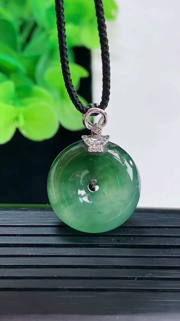 天然A货翡翠平安扣吊坠尺寸18.3-5.6重量:4.63g
4月6日