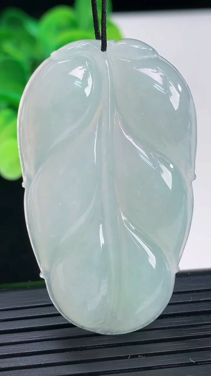 天然A货翡翠金枝玉叶 叶子吊坠尺寸50.9-30.5-6.2重量:17.56g
4月6日