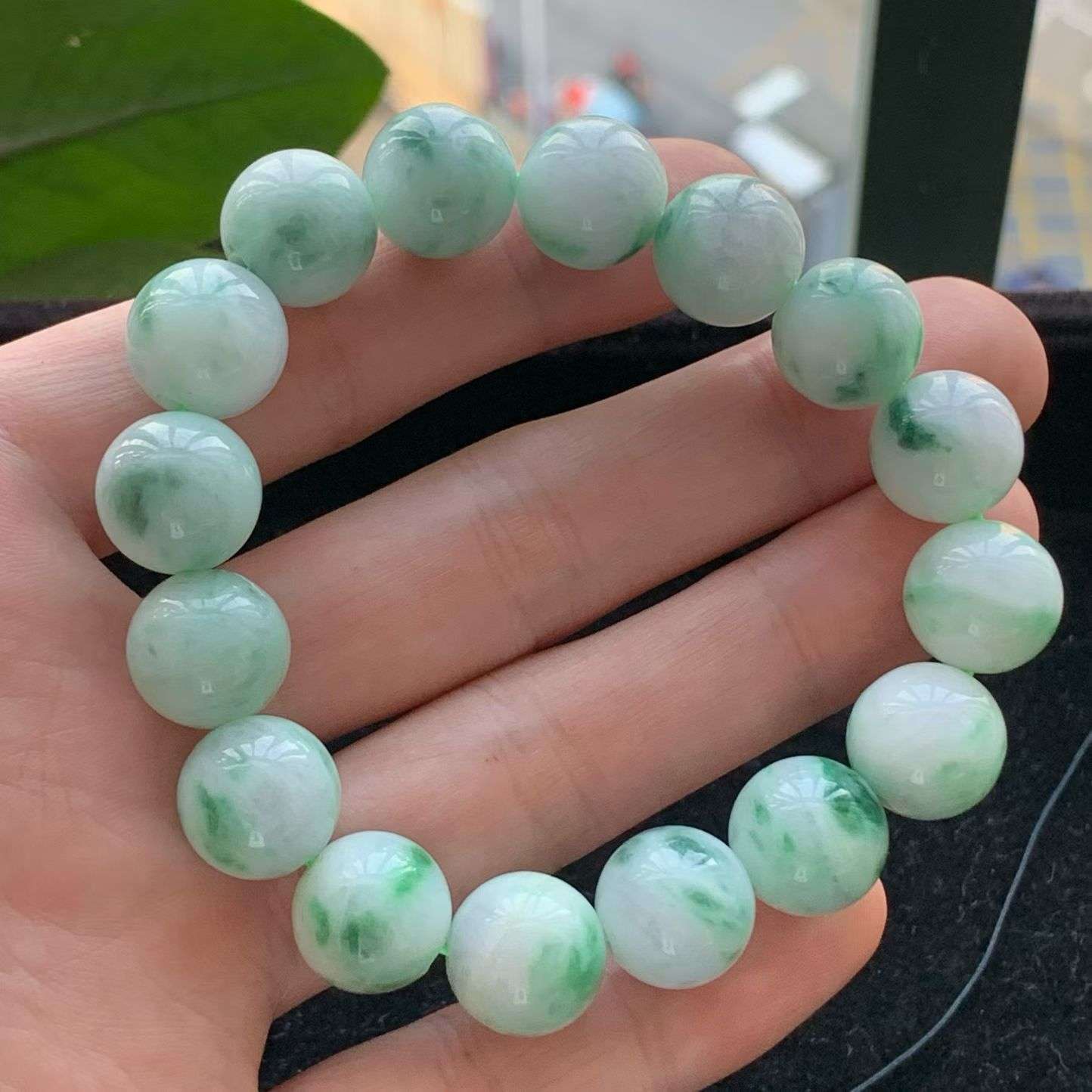 A货天然翡翠冰糯种飘绿手串13m16颗重量63.29
4月6日