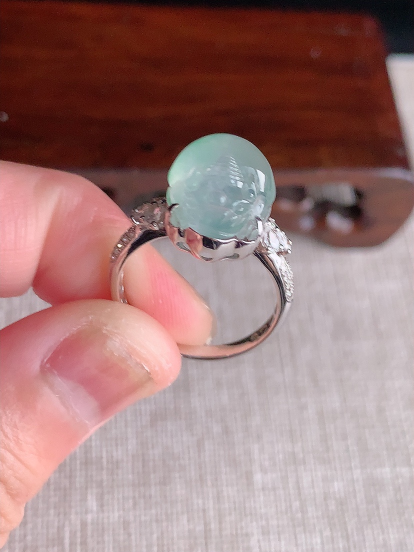 天然A货翡翠18K金伴钻镶嵌晴水招财金蟾戒指 圈口17.4裸石
尺寸14.4-10.8mm 重量4.