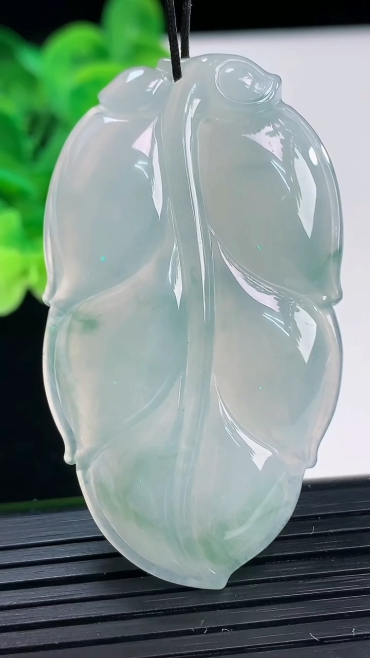 天然A货翡翠飘花金枝玉叶 叶子吊坠尺寸54.8-30.6-5.6重量:18.90g
4月6日